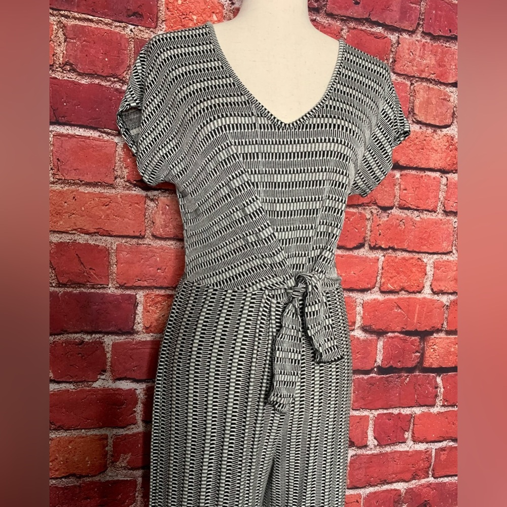 NWT Caution to the Wind Med B&W Short Sleeve Tie Front Romper Jumpsuit - Picture 7 of 16